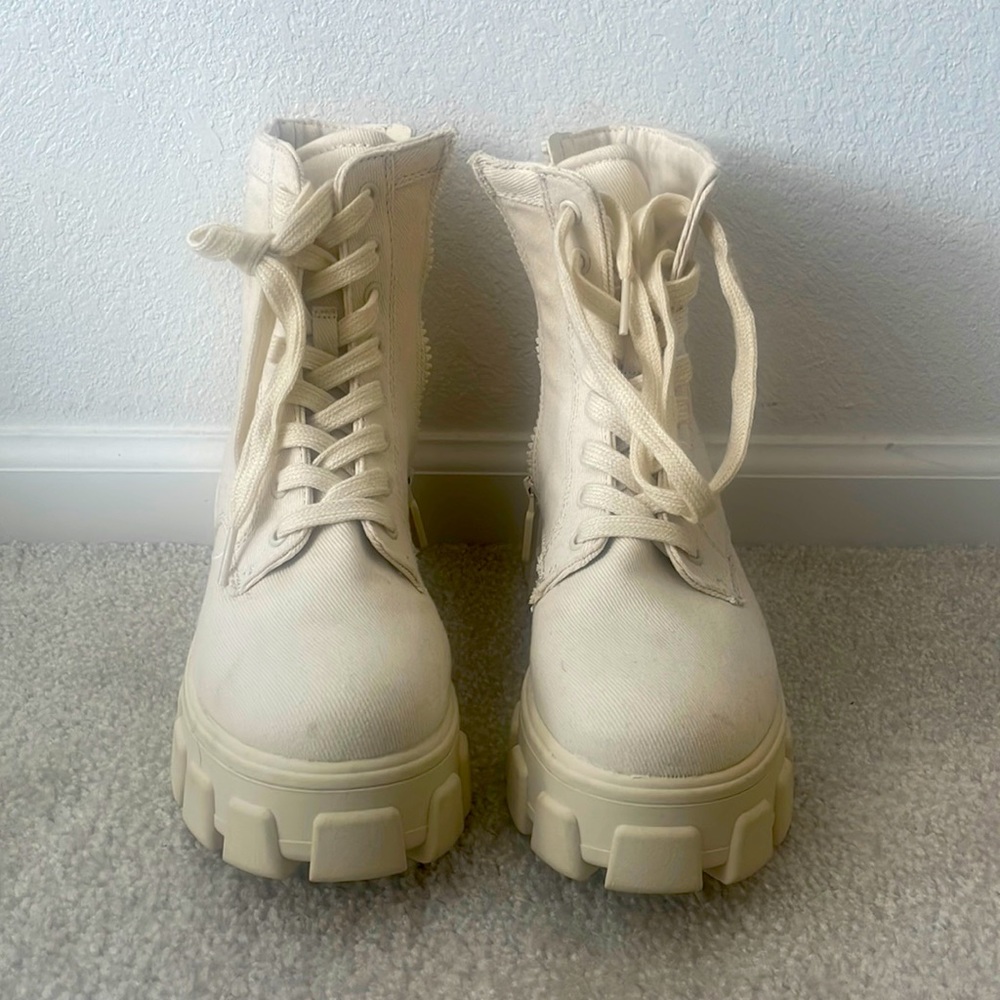 Boots never worn. Size 7 but runs a little big on me!!